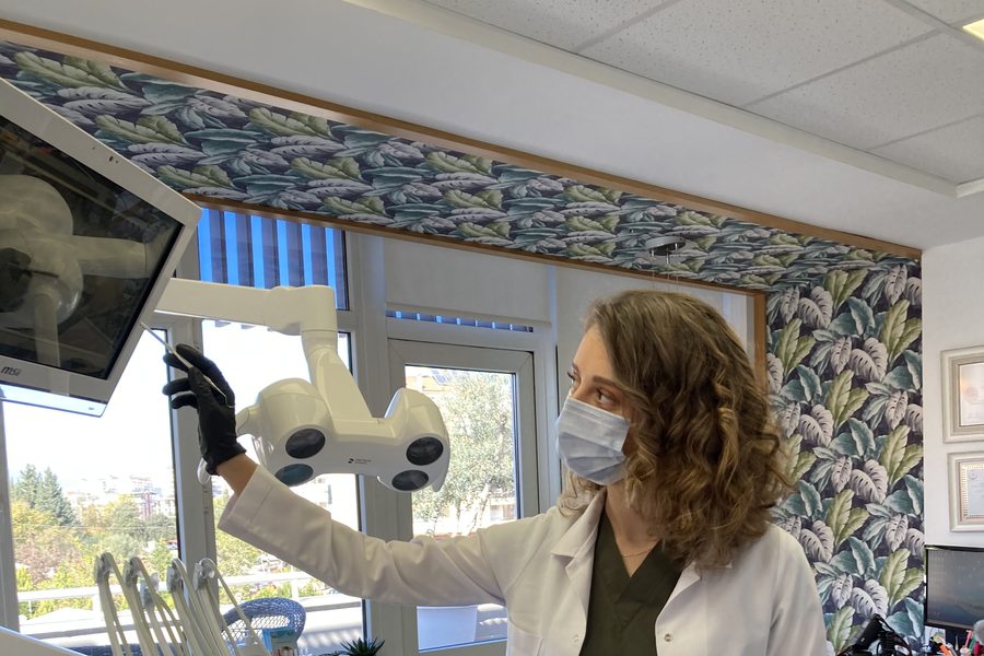 Reviewing a CT scan during full-arch implant planning with Dr. Dt. Tuba Akcakus Battal, specialist prosthodontist